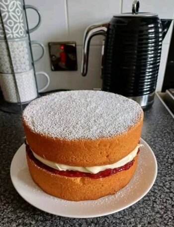 Air Fryer Victoria Sponge Cake