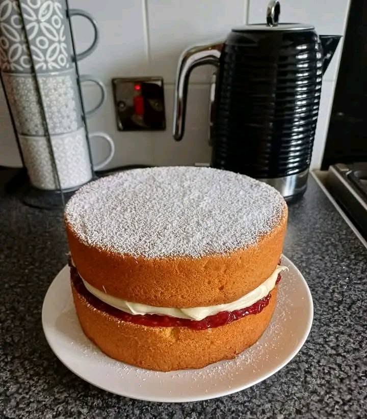 Air Fryer Victoria Sponge Cake